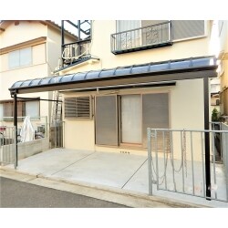 駐車場の新設工事を行いました。工程としては、土工事の掘削・鋤取り後、土間コンクリート工事です。２級砕石敷均し転圧工、ワイヤーメッシュ筋、伸縮目地、生コンクリート厚10ｃｍです。その後、打設・金コテ押えの手順で丁寧な施工方法となります。その他、ブロックとフェンス、LIXILパワーアルファテラスを新設し完成となりました。