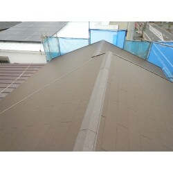 瓦から軽量屋根材のコロニアルクアッドへ屋根工事をしました。工期は足場の設置・解体を含めて４日で全て完了となります。まず、仮設工事後、既存瓦と下地を全て撤去し、野地板を張りルーフィング(防水紙)の施工。貫板を取付け板金で覆い、棟板金の継ぎ目にはシーリングを充填させ、可能な限り水の浸入を塞ぐことができます。軽い屋根の減震効果で住宅の耐震性が高まりました。