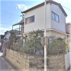 台風被災の修繕工事をしました。
仮設工事を施し屋根の瓦や漆喰の修繕、下屋、樋、、テラス屋根も破損していたので張替、バルコニー手すり、ブロックフェンスの取替、植木伐採も行いました。