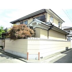 足場を組む屋根漆喰修繕と外壁塗装を同時に行いました。

外壁と塀を高圧洗浄後、下地処理、ラジカル塗装。雨戸､勝手口扉はウレタン塗装で仕上げました。

雨漏りの原因となる古い漆喰を撤去し、下地粉土塗りをした後、仕上げの漆喰を塗りました。鬼瓦の漆喰巻きも施しました。雨漏りの心配なくお住みいただけるかと思います。
ガレージのシャッターはウレタン塗装し、その他アンテナ改修 調整も行いました。

テラスはLIXILのナーラテラスに取替え、バルコニー防水工事を、ウレタン塗膜防水 絶縁工法で行いました。
弊社の防水工程は、既存撤去、下地ケレン清掃、排水ドレン取付の防水工事で、遮熱トップコートで綺麗に仕上がります。

