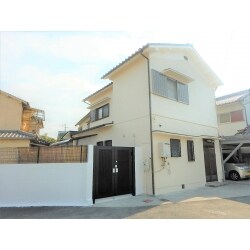 鉄骨増築部分の屋根・内装解体し、お庭・物干し場・物置場へリフォームさせていただきました。

本宅の屋根漆喰・壁塗装・樋新設も施工させていただき、施主様より「使い勝手が良くなった」とお喜びいただきました。