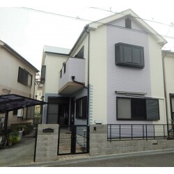 外壁と屋根の塗装のご相談をいただき、日本ペイントのラジカルでハイブリッド高耐候性塗料での塗装をご提案させていただきました。

弊社の塗装工事は、仮設工事で足場の安全を確保し、飛散防止シートで養生後、破風など部分補修し高圧洗浄後、下地処理後の塗装作業に入ります。屋根はタススペーサー処理も行い、軒裏・破風・雨樋・雨戸・鉄部も丁寧に塗装します。