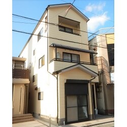 外壁と屋根の塗装をさせていただきました。 スレート屋根は、現状のまま塗るには不向きなので、空気層を設ける為にスペーサー工事が必要となります。屋根の棟板金の追加工事も請け賜わりました。窓周りや換気カバー周りのシーリング充填など処理後、壁・屋根・下屋の高圧洗浄、下塗り１回と上塗り２回のラジカル塗装をしました。紫外線に強く強靭な塗膜形成で塗りたての美しさを長期間保持ラジカル制御形ハイブリッド高耐候性塗料を使用し、綺麗に仕上がり喜んでいただきました。 その他、一部パターン柄を吹く工事や、雨樋・軒裏・破風・排水管・換気カバーの塗装や郵便ポストの新調もしました。