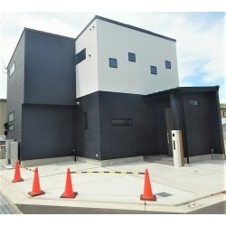 2階建ガルバニウム鋼板の木造住宅です。外壁は、旭化成のヘーベルパワーボードを下地として施工し、外装塗材グランロックで仕上げました。