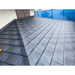 KMEWの屋根材「ROOGA鉄平」で葺替えました。意匠性が向上して重厚感のある屋根材です。
紫外線に強い無機質塗膜の働きで、経年による色あせを抑え美しい光沢・発色を保ち、熱の伝わりを抑え、室内を快適に雨の反響音も静かになります。少々金額は張りますが良い商材での葺き替えとなりました。

弊社の外壁ラジカル塗装は、下塗り材が日本ペイントのパーフェクトフィラーで、仕上げ材がパーフェクトトップ(1液性ラジカル制御型ハイブリッド高耐候性塗料)を、中塗り・上塗りで３工程となります。

その他、軒裏・破風をエマルジョン塗装、雨戸・バルコニー手摺もウレタン塗装で仕上げました。
