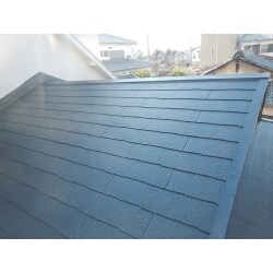 瓦から軽量屋根材のコロニアルクアッドへ屋根工事をしました。まず、足場を設置し仮設工事で安全の確保後、既存瓦と下地を全て撤去し、野地板を張りルーフィング(防水紙)の施工。貫板を取付け板金で覆い、棟板金の継ぎ目にはシーリングを充填させ、可能な限り水の浸入を塞ぐことができます。軽い屋根の減震効果で住宅の耐震性が高まりました。
その他、樋、波板も新しくしました。