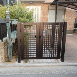 新築時より長年のお付き合いをいただいているお施主様より、門扉の不具合のご連絡が有りました。部材のみの取替えができず新調となりました。お住まいにより一層の愛着を感じていただければ幸いです。今後もお住まいのメンテナンスのご相談はお声かけいただければと思います。