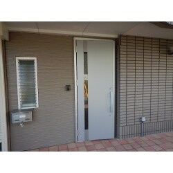 築28年のマンション店舗のシャッターにウレタン塗装を施しました。
ウレタン塗装は洗浄、下塗り、上塗りを2回施します。
玄関ドアも交換しました。