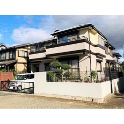 外壁と屋根の補修と塗装のご用命をいただきました。

外壁塗装、屋根塗装は補修作業の下処理後、高圧洗浄、下塗り１回と上塗り２回のラジカル塗装を施します。

紫外線に強く強靭な塗膜形成で塗りたての美しさを長期間保持する日本ペイントのラジカル制御形ハイブリッド高耐候性塗料を使用し、綺麗に仕上がり喜んでいただきました。

バルコニーはFRP防水を施し、端末押えコーキング仕舞いをしました。

角地の家の周りの塀は経年劣化もありましたので、まず補修をして整えた後、高圧洗浄、ラジカル塗装（下塗り後、ラジカル塗装2回塗り）をさせていただきました。