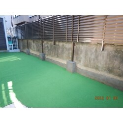 工程としましては、庭木の伐採、庭石の撤去他、掘削・鋤取り工を施します。雑草対策として不陸調整し転圧で土の締め固め後、防草シートをしっかり敷き、その上に芝を敷きます。

ユニソンの透水性人工芝は、天然芝に劣らない手触りとナチュラルな芝色です。高密度で適度なクッション性があり水はけも良く、耐久性の高い人工芝でのご提案させていただきました。