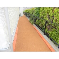 住宅の外周部をの整地のご相談を受け、ご予算を考慮し、下地からきちんと整地後、厚み8cmの真砂土を搬入・敷設でご提案させていただきました。

真砂土で整地しました。真砂土ですっきりと整えることができます。花崗岩が風化してできた砂の部分で栄養価が低いので雑草が生えにくい特性を持っています。土のままだと風で舞うこともありますが、真砂土は転圧して締め固めて使用されることが多いのも特徴。茶色の真砂土は自然の風合いを感じさせてくれます。
