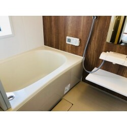 パナソニックのショールームへご来館いただき仕様を詳細に確認後、ご契約をいただきました。

オフローラはお手入れのしやすさが特徴で、お掃除をラクにしてくれる「スゴピカ素材」を、様々な箇所に使用しています。スゴピカ浴槽は、パナソニック最高級クラスの人造大理石で、デザイン的にも美しいのが特徴です。表面は非常に固くなめらかで、身体を預けた時の肌触りのよさとと安心感を実感していただけます。カウンターは、水アカや汚れがつきにくく、水をはじくため簡単に拭き掃除ができます。

その他、充実したバス空間に仕上げる事ができました。また、キッチンの水栓も取替えさせていただきました。