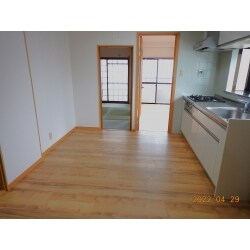 賃貸マンションの入居者変更に伴い原状回復工事をしました。

ダイニングキッチンはクッションフロアー、クロスを替え、ガラストップコンロも新しくしました。

和室は畳の表替え、襖、障子、クロスの張替え、玄関収納も圧迫感の無いものへ新調。

バルコニーは防水塗装を施しました。

最終的にもルームクリーニングし、新しく入居される方への準備が整いました。