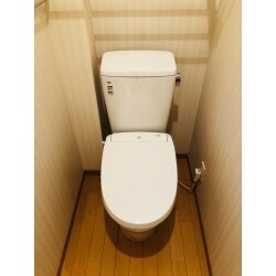 15年前に新築戸建住宅を建てさせていただいたお客様より、トイレのご相談をいただきLIXILのアメージュZをご提案させていただきました。
便器のフチが無く、アクアセラミックの衛生陶器でお掃除がラクです。ISOに準拠した抗菌（銀イオン）パワーで細菌の繁殖も抑えます。温水洗浄便座もリモコン式に新調し節水性もあがり、お客様にも喜んでいただけました。
その他、トイレの照明スイッチも新しくしました。