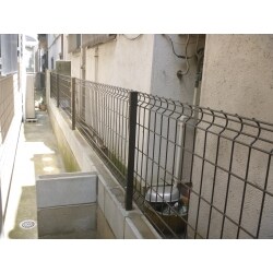地震に備え、高さのあるブロック塀を撤去し、フェンスに変えたいご要望を承りました。
既設ブロック塀を撤去し、ケミカルアンカー打設、ブロックを新たに1段積み、セメント、砂、鉄筋でブロックの穴オール充填します。
LIXILのハイグリッドフェンスUF8型で、敷地の境界をはっきりと示しながら、圧迫感の無いフェンスの設置をさせていただきました。

見栄えも良くなり、安全性も高まり安心して過ごしていただけるかと思います。