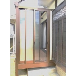元々テラス屋根のある物干しスペースに、プライバシーを守り洗濯物が見えないようにしたいとのご要望で、YKKapソラリアRを新設させていただきました。

物干し、網戸、カーテンレールも設置し、梅雨時も天気や虫も気にせず快適な空間になりました。その他、防水コンセント分岐を増設し、換気扇と外部フードも移設し完成です。

施主様におかれましては、お忙しい中メーカーとの現地調査や開口部などの詳細確認にも、快くご協力いただきました。
有難うございました。