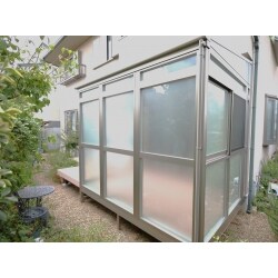 既設ウッドデッキを撤去し、LIXILのサンルーム、サニージュと人工木デッキ樹ら楽ステージの施工です。網戸、物干しも装備し、広いお庭にはこの2つの商品のコラボがおすすめです。

家事動線も使い勝手も良くなったと喜んでいただきました。