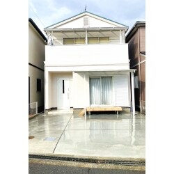 塗装工事はラジカル塗装を施しております。ラジカル塗装の耐候年数は12～15年となり、一般的によく使用されるシリコン塗装よりながくなります。
駐車場はコンクリートで敷設し、お手入れなしの快適な外構になりました。