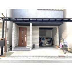 門壁と花壇を撤去し、LIXILの機能門柱FS型を設置させていただきました。屋根には、LIXILのテラスVSシリーズF型を取付け、広々とした快適な外構になりました。