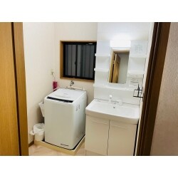 洗面化粧台入替とクッションフロアー張替え工事をさせていただきました。お客様より大変気に入っているとお言葉をいただきました。