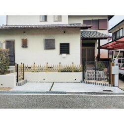 日本庭園を思わせるようなTHE和のテイストをぎゅっと詰め込んだデザイン性の高い外構へと生まれ変わりました。
三協アルミの竹柄四ツ目垣。LIXILのポスト・枕木を採用。
門扉・フェンスの落ち着いた色合いに合わせて、LIXILのポストや枕木を配置。素材や色味を統一することで、住宅の外観にも自然になじむデザインにしました。