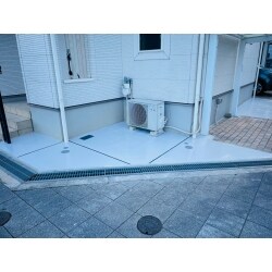 植木を全て伐採・抜根し、コンクリートにさせていただきました。見た目もスッキリとしお手入れ不要の快適な外構となりました。