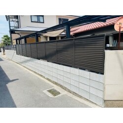 古いブロック塀を撤去し、リクシルのフェンスAB　YL3型を設置させていただきました。以前使用されていたフェンスも再利用させていただきました。