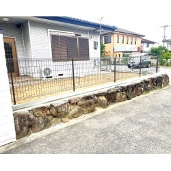 お庭の塀・物置・庭木を撤去し、フェンスはリクシルのハイグリットフェンスUF8型を設置させていただきました。