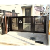 駐車スペース拡張(三枚折戸門扉と機能門柱の設置)と土間工事