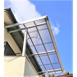 テラス屋根の既設の波板を撤去処分し、ポリカ張替と、窓や玄関の網戸張替、戸袋修繕工事をしました。