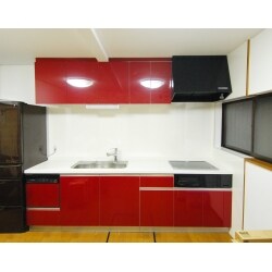 ご両親が住まわれていたお家に、新しく入居されるということで、古くなったキッチンと暗い印象だったダイニングの壁紙を一新いたしました。