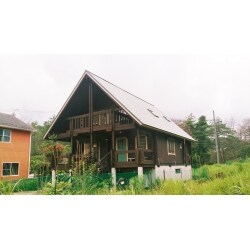 コスト面・施工性を考慮し屋根をめくらずに、現状の屋根材の上から施工を行うカバー工法をご提案させて頂きました。屋根の荷重は耐震性にも関係してきますので、商品の選定は重要です。仕上がりは美しい外観に生まれ変わりました。もちろん外観だけでなく、断熱性や耐久性もグンとアップし快適にお過ごし頂けるようになりました。