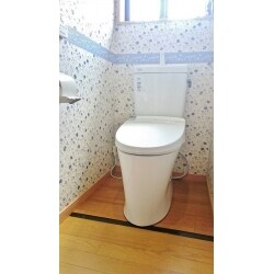 10年以上ご使用されていたウォシュレットの故障により、トイレのリフォームをご依頼頂きました。１０年以上も前の商品では考えられない、お掃除性や機能性・節水性は格段にUPしており、ショールームを実際にご覧になられたお客様もビックリされていました。実際に商品に触れてみて、色々な商品の中からご決断されたトイレが取り付けされた時は、お客様も大変喜んでおられました。毎日ご使用される場所だからこそ、いつもキレイに保ち続けたいですよね。