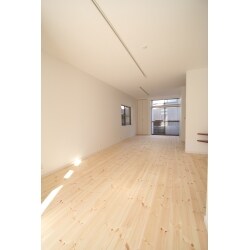 築３０年以上の住宅を、木の香りただようナチュラルカフェホームスタイルへリフォームさせていただきました。古くなったシステムキッチンは、暗い空間を明るく使いやすい家族とのコミュニティー溢れるキッチンへリビングは昔ながらの、和室続きの空間を木の香りと、太陽の光を感じる事のできるくつろぎの空間へ大変身！トイレも清潔な一体型へ取替え、浴室も冷たいタイル張りから丸ごとリノベーション。他にも２階のクロスと床も張替えさせていただき、 お客様から「期待以上の出来上がりに満足しました。」とお喜びの声をいただきました。
