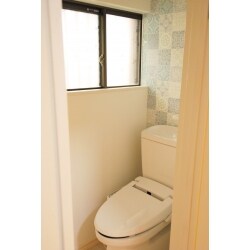 アクセントの壁紙がかわいいトイレに大変身。