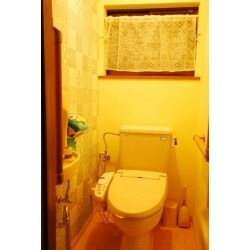 暗い印象だったトイレの壁紙と床材の貼り替えをさせて頂きました。黄色の壁紙に洋風スタイルのアクセントを加えました。床は掃除のしやすいクッションフロアーに貼り替え、明るい印象に生まれ変わりました。