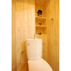経年劣化したトイレスペースをリフォーム。東レは最新のものに交換し、木の温かみを感じられる明るい空間に生まれ変わりました。床材は掃除のしやすいクッションフロアーをご提案。
