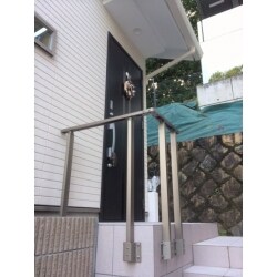 階段を上がり少し高い位置にある玄関ポーチ。安全のために手すりを取り付けさせていただきました。