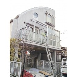 2階を主に住居スペースとされており、洗濯物を干す際の3階への上り下りや今の家事同線に悩んでおられました。今回、間口の広い2階のベランダにテラス屋根の取付をご依頼いただきました。外観にも考慮した色合いをご選定され、洗濯機に隣接しているベランダに屋根を取り付けることにより奥様のお悩みを解決させていただきました。併せて、収納スペースも使い勝手の良い区切りを付け収納量もUPしました。