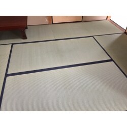 畳入れ替え・表替えリフォームをさせて頂きました。新品の畳を使い始めてから3〜5年ほど
経過すると、どうしても畳表が日に焼けて変色したり、擦り切れたりといった損傷が現れてきてしまいます。表替えをするだけで新築にようにきれいな和室に生まれ変わりました！