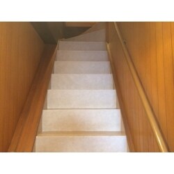 パンチ絨毯が敷かれている階段と廊下部分の貼り替えリフォームをさせていただきました。既存の絨毯をはがし、クッションフロアに貼り替えさせていただきました。