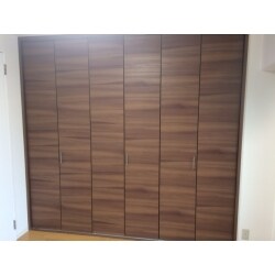 今回、新しく購入されたマンションのクローゼット扉の交換と浴室交換リフォームをさせていただきました。シンプルなクローゼットは木目がおしゃれな扉に交換し、棚板も使い勝手がいいように取り換えさせていただきました。浴室は明るく広々とした印象に生まれ変わりました。