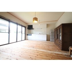 築100年を超える古民家リフォームさせていただきました。
ダイニングキッチンと和室２間が木の香り溢れる広々とした空間に生まれ変わりました。