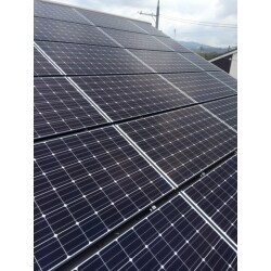 太陽光発電の取付工事を行いました。
外観の見た目にも配慮し、丁寧に設置いたしました。
これからは売電制度も利用して頂き、お得にお住まい頂きます。