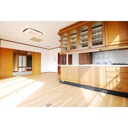 築30年の賃貸マンション7階のワンフロアをまるまる改装リフォームさせていただきました。
経年劣化が進み、古くなった水廻り（トイレ・浴室・洗面）は全て交換。LDK洋室2.3.はフローリングの貼り替えを行い、木の温かみを感じられる空間へ大変身。お部屋によって床材の色味も異なります。洋室1.は壁紙・カーペットを貼り替え明るい印象になりました。
和室は襖の交換、畳の入れ替えをさせていただきました。LDKの大きな窓からは京都市内を一望でき、新築のように生まれ変わったお部屋でご家族でゆっくり過ごしていただけるようになりました。