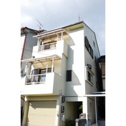 外壁表面の色褪せや、屋根の劣化を気にされていました。
今回は外壁、屋根材の表面を適切な塗装材で表面保護。
永くお住まいいただけるように工事させていただきました。
新築のようにきれいな外壁に生まれ変わりました。