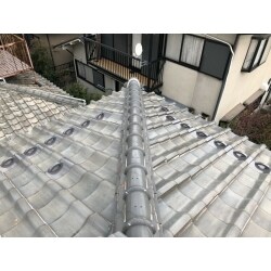 今回雪止め瓦の取付工事をさせていただきました。現状の瓦屋根の下地が土葺きであった為、雪止め瓦への交換をご提案。