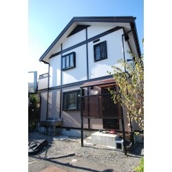 外壁の汚れや劣化が目立ち始めたので外壁塗装のご依頼をいただきました。ツートーンカラーでおしゃれな外観に。しっかり長持ちする外壁に生まれ変わりました。