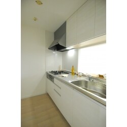 古くなったキッチンを一新。お部屋の雰囲気に合わせた白を基調とした明るいキッチンスペースに生まれ変わりました。