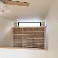 書斎コーナーの壁一面に本を収納できる本棚が欲しいとご要望でした。
アクセントの壁紙を活かした本棚が欲しいとのことで、壁紙が見える本棚を壁一面に作らせて頂きました。
棚は本の高さにあわせて棚の大きさを変えれるように可動棚にしました。お家の雰囲気に合うように、パイン材の集成材を使って棚を作りました。イメージ通りの仕上がりに喜んで頂いています！